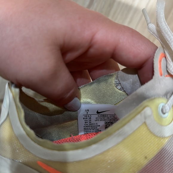 Size 7 Nikes - Picture 2 of 3